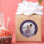 Adesivo Redondo Formas de Casamento Floral Moody Blooms Roxo Dusty<br><div class="desc">O elegante e moderno obrigado de casamento floral de meio-verão que você cola apresenta um buquê de pessoas rosas de aquarelas em tons de ameixa roxa, rosa poeirento, rosa poeirento, mauve, sábio com folhas botânicas verdes e eucalipto. Por favor, encontre mais designs e variações na minha loja de "blisswedingpaperie". E...</div>