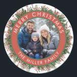 Adesivo Redondo Foto da Família Fora de Natal Wreath Red Green Mod<br><div class="desc">Esta é a estação para fazer tudo feliz e brilhante! Nossos adesivos de natal com fotos da família são o toque perfeito para seu correio e presentes. Com uma design moderna, minimalista, mostrando uma charmosa coroa de Natal e tipografia contemporânea, todas apresentadas em cores clássicas vermelho e verde de feriado,...</div>