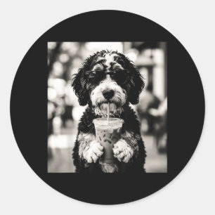 Adesivo Redondo Foto de Bernedoodle com Café Gelado Arte Divertida