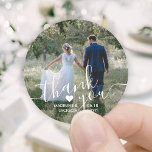 Adesivo Redondo Foto De Casamento E Escrita Branca Elegante Obriga<br><div class="desc">Adicione um toque personalizado elegante ao casamento, agradeço aos cartões e favoritos para festas de recepção com estes adesivos personalizados de fotoredondos / selos de envelopes. Imagem, nomes de casais, data e coração são todos simples de personalizar. (DICA DE IMAGEM: Uma maneira fácil de centralizar uma foto exatamente como você...</div>