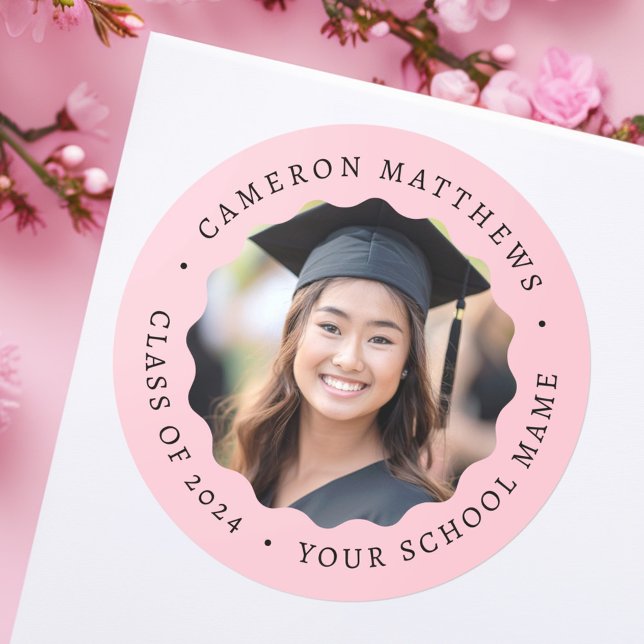 Adesivo Redondo Foto de graduado com borda ondulada rosa graduação (Graduate photo pink wavy border graduation classic round sticker)