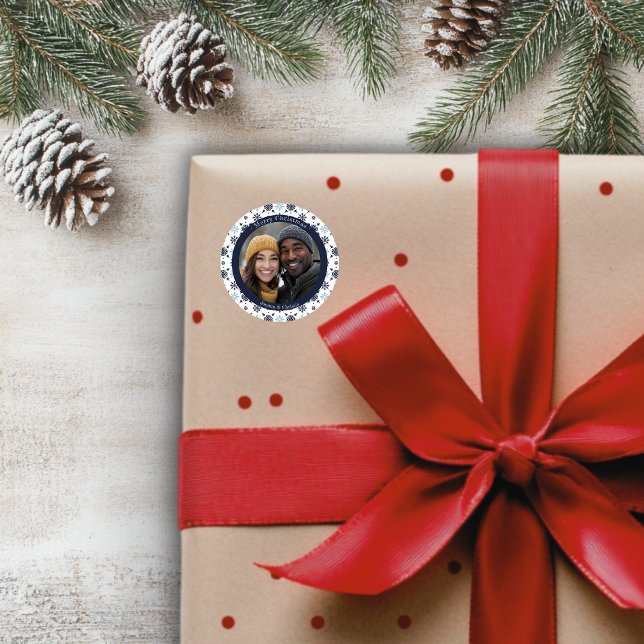 Adesivo Redondo Foto de Natal simples, azul e branco, com floco de (Simple Blue and White Snowflake Christmas Photo Classic Round Sticker)