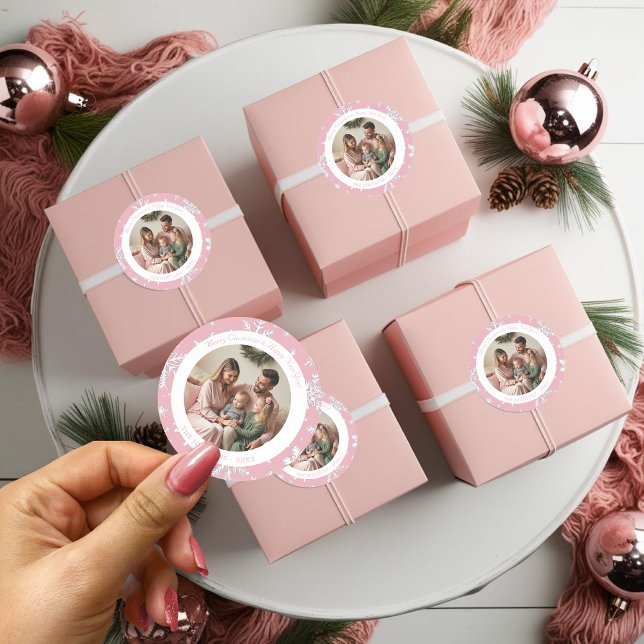 Adesivo Redondo Foto de Natal Vintage Pink Snowflakes (Vintage Pink Snowflakes Christmas photo Classic Round Sticker)