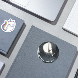 Adesivo Redondo Foto de Puffin Chorado no Dia da Terra