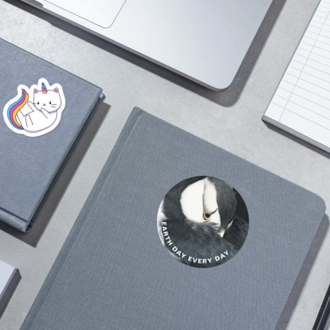 Adesivo Redondo Foto de Puffin Chorado no Dia da Terra (In Situ Book)