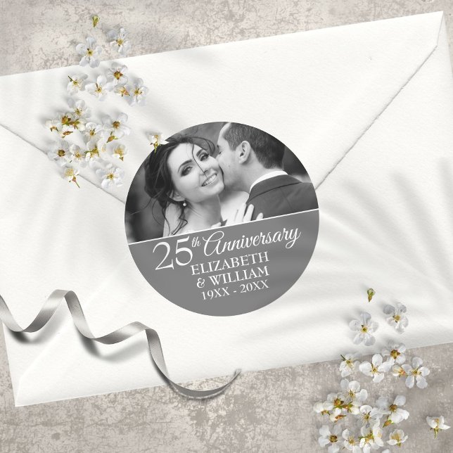 Adesivo Redondo Foto do Aniversário de Casamento de 25 Foto Elegan (25th Wedding Anniversary Photo Elegant Silver Classic Round Sticker)