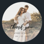 Adesivo Redondo Foto elegante Favorito Da Caligrafia Obrigado Casa<br><div class="desc">Desejo Elegante De Caligrafia Obrigado Por Casar Os Clássicos Vinheiros</div>