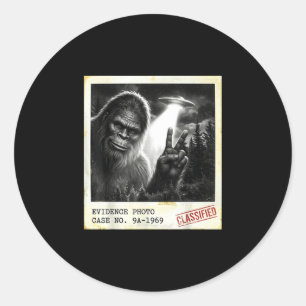 Adesivo Redondo Foto engraçada de evidência vintage de bigfoot ali