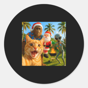 Adesivo Redondo Foto engraçada de Natal de gato com Bigfoot e alie