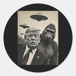 Adesivo Redondo Foto engraçada de Trump e Pé Grande com óvnis e al