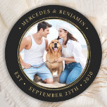 Adesivo Redondo Foto personalizada de casamento Dourado preto<br><div class="desc">Adicione o toque final ao seu casamento com estes bonitos adesivos personalizados. Perfeito para rotular os favores do seu casamento para todos os seus convidados, e para os adesivos de envelopes para enviar cartões de agradecimento. Personalize esses adesivos de fotos com sua foto favorita de casais, seu cão de honra...</div>