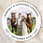Adesivo Redondo Foto personalizada personalizada casamento persona<br><div class="desc">Adicione o toque final ao seu casamento com estes adesivos personalizados modernos. Perfeito para rotular os favores do seu casamento para todos os seus convidados, e para os adesivos de envelopes para enviar cartões de agradecimento. Personalize esses adesivos de fotos com sua foto de casais favorita, seu cão ou cavalo...</div>