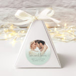 Adesivo Redondo Foto Sobrepor Obrigados De Amor Script Sage Weding<br><div class="desc">Foto de Obrigados do Amor Escrito Sage Wedding Adicione um toque de elegância minimalista aos seus favores de casamento! Um roteiro informal "Amor e Obrigados" e personalizar facilmente seus nomes e a data do casamento. Substitua a foto de exemplo pelo seu favorito, que será carregada atrás de uma camada de...</div>