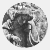 Fotografia em preto e branco do anjo do cemitério