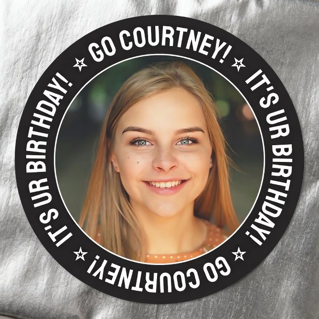 Adesivo Redondo Fotografia personalizada e texto personalizados da (Personalized birthday stickers with custom photo and name. Shown on silver wrapping paper.)