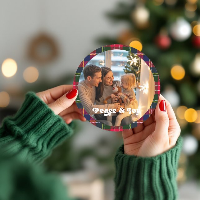 Adesivo Redondo Fotos de Natal xadrez personalizadas com Paz e Ale (Peace & Joy Custom Plaid Christmas Photo Classic Round Sticker)