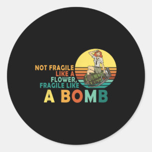 Adesivo Redondo Frágil Como Uma Flor Mas Uma Feminista De Bomba