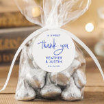 Adesivo Redondo Francês Azul A Doce Obrigado Favor De Casamento<br><div class="desc">Azul Francês A Doce Obrigado Pelos Padrões De Casamento</div>