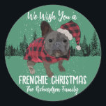 Adesivo Redondo Francês Bulldog Natal Personalizado Cão Francês<br><div class="desc">Desejamos-lhe um Natal francês! Personalize-o alterando o nome da família em cada travesseiro. Esta citação engraçada do Bulldog Francês é o presente perfeito e o decoro de Natal para a época de Natal. Ele apresenta um francês escuro/azul vestindo um chapéu e jaqueta de Papai Noel vermelho e preto com fundo...</div>