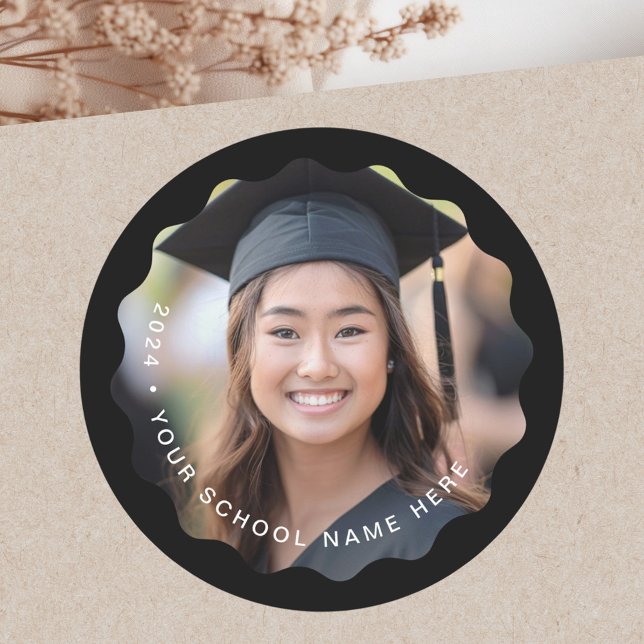 Adesivo Redondo Fronteira de onda negra da graduação da escola de  (Photo grad school graduation black wavy border classic round sticker)