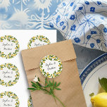 Adesivo Redondo Fruta de citrinos de Lemon Grove e ira de Flor<br><div class="desc">Etiquetas de casamento de Lemon Grove com nomes de noiva e noivos para usar como selos de envelope, cupcakes, adesivos de favor, etc. Design apresenta uma coroa de limões, verde e flores floridas. Perfeito para um tema de casamento de limão, o casamento inspirado em italiano, a estética da vila rustica...</div>