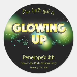 Adesivo Redondo Fulgor no miúdo escuro do aniversário