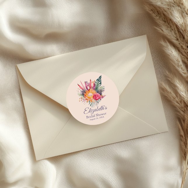 Adesivo Redondo Fumaça de Pêssego Flores Tropicais Chá de Noiva (Peach Fuzz Tropical Flowers Bridal Shower Classic Round Sticker on an elegant envelope.)
