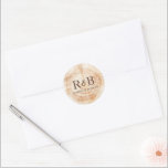 Adesivo Redondo Fundo de Disco de Madeira Monograma de Casamento R<br><div class="desc">Capture o charme rústico do seu casamento com este Adesivo de Monograma de Casamento Rústico com Fundo de Disco de Madeira Personalizado. Com um fundo de madeira com anéis,  este adesivo permite que você adicione um toque pessoal personalizando-o com as iniciais do seu nome.</div>