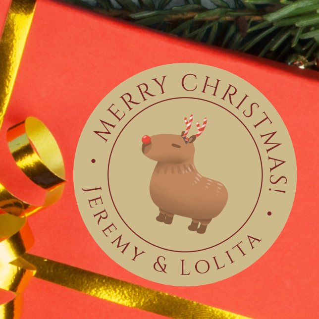 Adesivo Redondo Funny Capybara Reindeer de Natal Dourado (Add a personal touch to your gifts with our festive capybara reindeer stickers.)