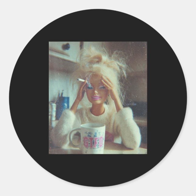 Adesivo Redondo Funny Disgusting Doll Face Meme Smoking Sad Sarcas (Frente)