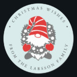 Adesivo Redondo Funny Gnome com Garland Mint Festivo<br><div class="desc">Projetado para combinar com nossa Coleção Gnomos Engraçados, este adesivo branco redondo é perfeito para selar sua postagem de Feriado de Inverno ou para enfeitiçá-lo sob a árvore de Natal. Design apresenta uma ilustração de um tradicional Nisse da tradição natalícia nórdica ou escandinava, o gnomo tem uma barba branca comprida,...</div>