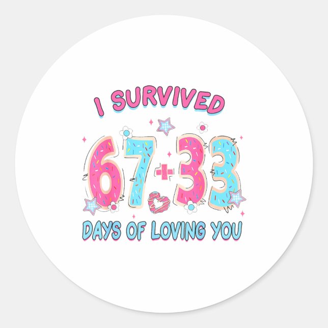 Adesivo Redondo Funny I Survived 67 + 33 Days Of Loving You Valent (Frente)