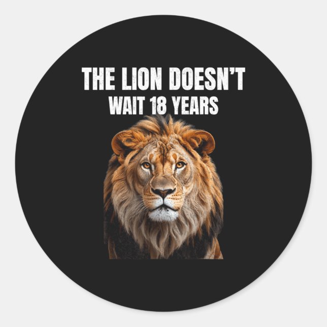 Adesivo Redondo Funny Quotes The Lion Doesn't Wait 18 Years Men  (Frente)