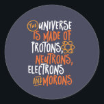 Adesivo Redondo Funny Science Chemistry Universo Feito De Óculos<br><div class="desc">O Universo é Feito de Prótons, Neutrões, Elétrons e Morons. Design engraçada e sarcástica para quem ama piadas de Química, trocadilho, sarcasmo e humor. Mercadorias legal e humorísticas para professores de Química, Químicos e Ciências. Perfeito para geek de ciência, nerd, professor segundo grau e estudante que ama biologia, física e...</div>