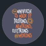 Adesivo Redondo Funny Science Chemistry Universo Feito De Óculos<br><div class="desc">O Universo é Feito de Prótons, Neutrões, Elétrons e Morons. Design engraçada e sarcástica para quem ama piadas de Química, trocadilho, sarcasmo e humor. Mercadorias legal e humorísticas para professores de Química, Químicos e Ciências. Perfeito para geek de ciência, nerd, professor segundo grau e estudante que ama biologia, física e...</div>
