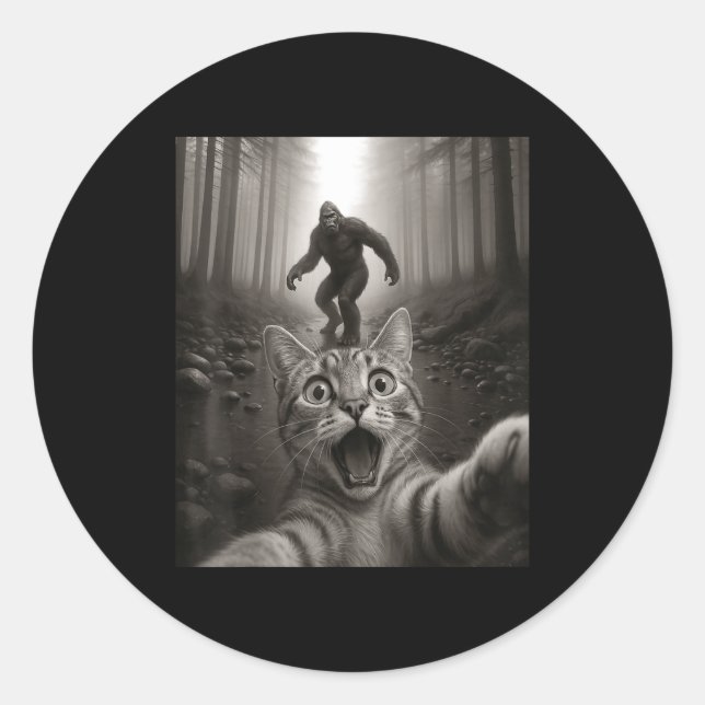 Adesivo Redondo Funny Surprised Ed Cat Selfie With Bigfoot Sasquat (Frente)