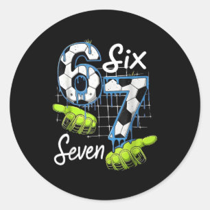 Adesivo Redondo Futebol 67 Seis Sete Meme Divertido Gen Alpha Drip