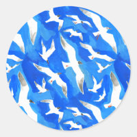 Gaivotas voadoras em azul-céu