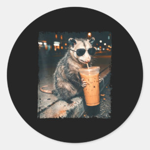 Adesivo Redondo Gambá bebendo café gelado meme engraçado de gambá