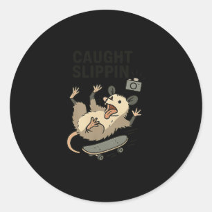 Adesivo Redondo Gambá engraçado fazendo skate Trash Cat Skater Peg