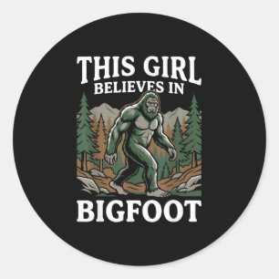 Adesivo Redondo garota crente de pé grande sasquatch floresta crip