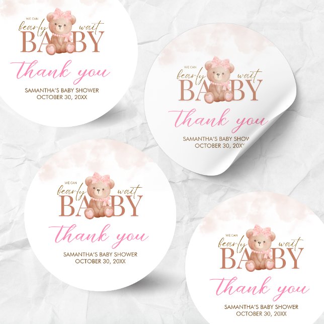 Adesivo Redondo Garota Que Podemos Apostar Chá de fraldas De Esper (We Can Bearly Wait Pink Bear Baby Shower Sticker)