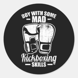 Adesivo Redondo Garoto Com Algumas Habilidades Malucas de Kickboxi