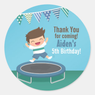 Adesivo Redondo Garoto no Aniversário de criança Trampoline Obriga