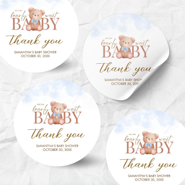 Adesivo Redondo Garoto, Podemos Ampliar Chá de fraldas De Espera (Blue We Can Bearly Wait Bear Baby Shower Sticker)