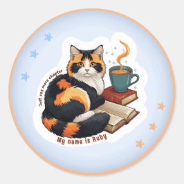 Adesivo Redondo Gato Calico Fofo Lendo Livro & Café Personalizado