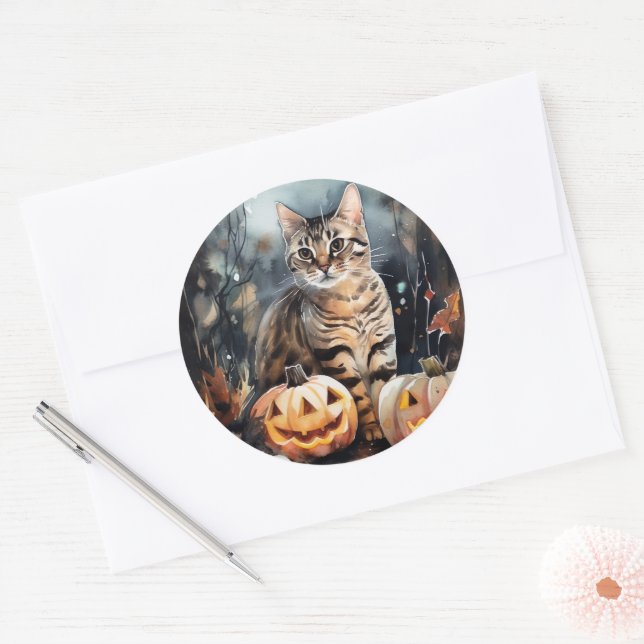 Adesivo Redondo Gato de Halloween Bengal com Pumpkins assustado (Envelope)