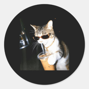 Adesivo Redondo Gato Engraçado Bebendo Café Gelado Humor Meme Gati
