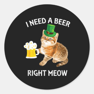Adesivo Redondo Gato engraçado de cerveja irlandesa bebendo no dia