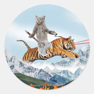 Adesivo Redondo Gato Guerreiro Dirigindo Um Tigre